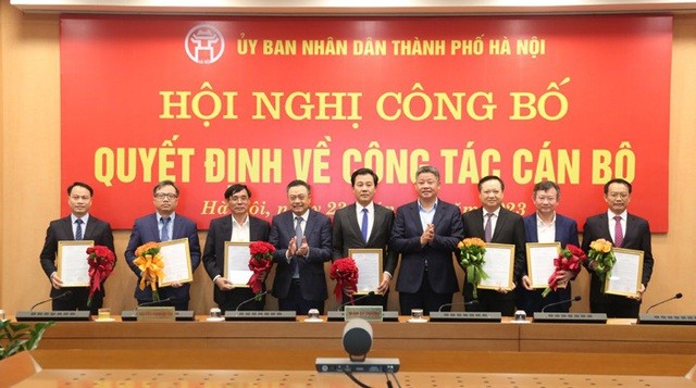 Chủ tịch Ủy ban nhân dân Thành phố Hà Nội Trần Sỹ Thanh trao quyết định và chúc mừng các cán bộ được điều động, bổ nhiệm giữ chức vụ mới.