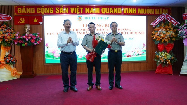 Phó Chủ tịch Ủy ban nhân dân Thành phố Hồ Chí Minh Ngô Minh Châu (bên trái) và Tổng cục trưởng Tổng cục Thi hành án dân sự Nguyễn Quang Thái chúc mừng Tân Cục trưởng cục Thi hành án dân sự Thành phố Hồ Chí Minh.
