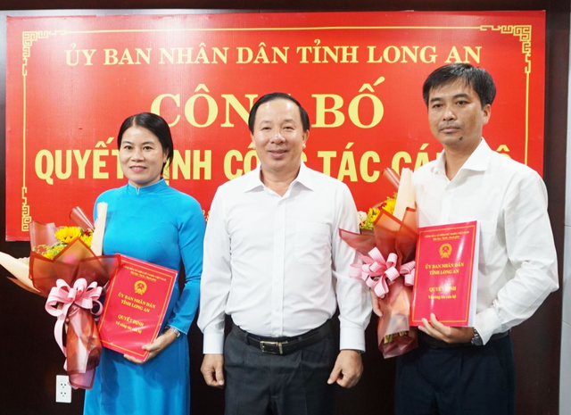 Chủ tịch Ủy ban nhân dân tỉnh Long An Nguyễn Văn Út trao quyết định và chúc mừng các cán bộ được bổ nhiệm chức vụ mới.