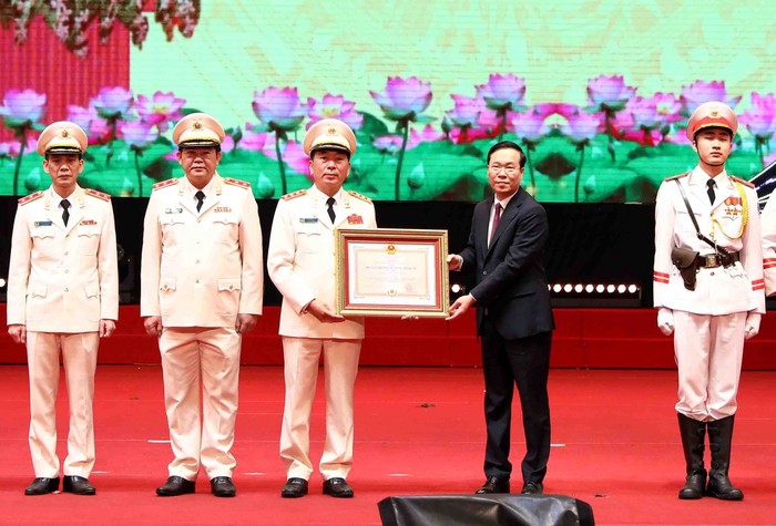 Chủ tịch nước Võ Văn Thưởng trao bằng khen và Huân chương bảo vệ Tổ quốc Hạng nhất cho lực lượng Công an nhân dân