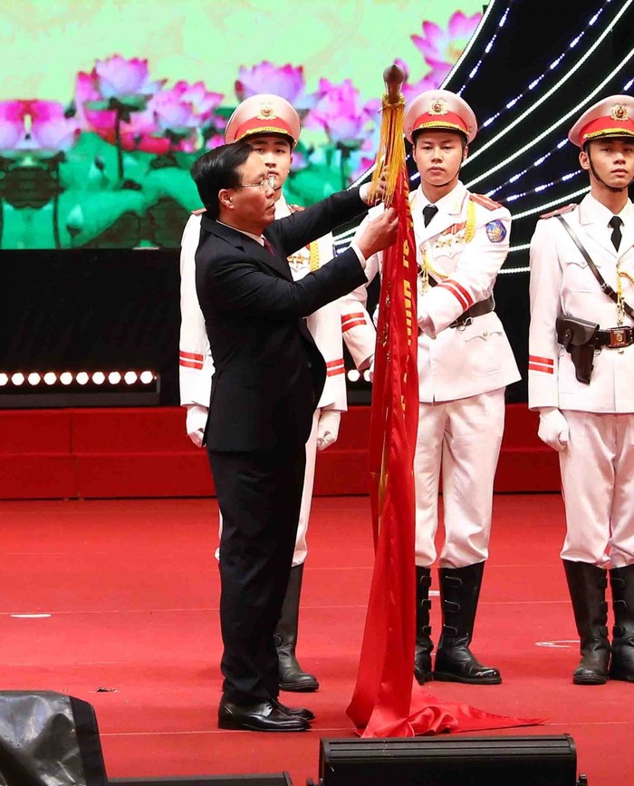Chủ tịch nước Võ Văn Thưởng gắn Huân chương Bảo vệ Tổ quốc Hạng nhất lên lá cờ truyền thống của lực lượng Công an nhân dân