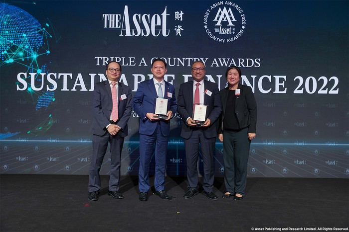 Đại diện Techcombank (thứ 3 từ trái sang) nhận giải thưởng tại The Asset Triple A Country Awards