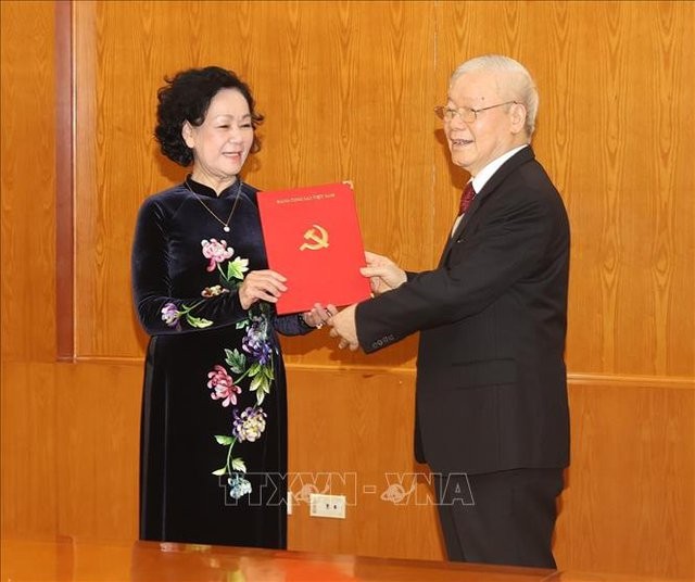 Tổng Bí thư Nguyễn Phú Trọng trao Quyết định cho đồng chí Trương Thị Mai, Ủy viên Bộ Chính trị, Thường trực Ban Bí thư