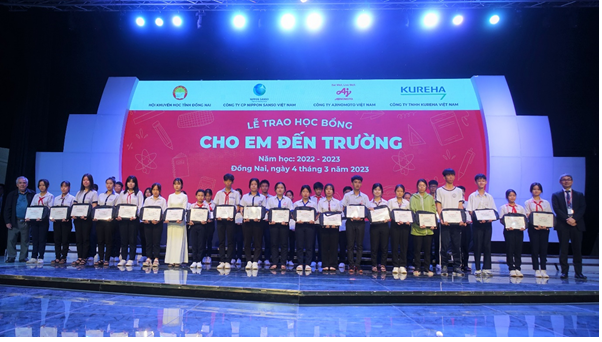 400 suất học bổng được trao tặng cho các em học sinh bậc trung học cơ sở và trung học phổ thông vượt khó học tập tại Đồng Nai