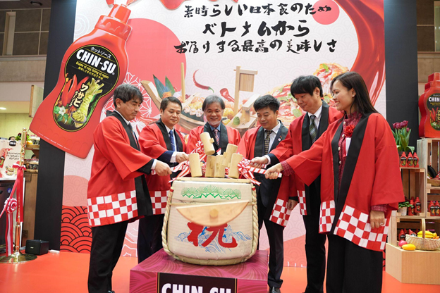 Đại biểu Việt Nam và Nhật Bản trong nghi thức đập rượu Kagami Biraki tại sự kiện thực phẩm quốc tế Foodex Nhật Bản 2023.