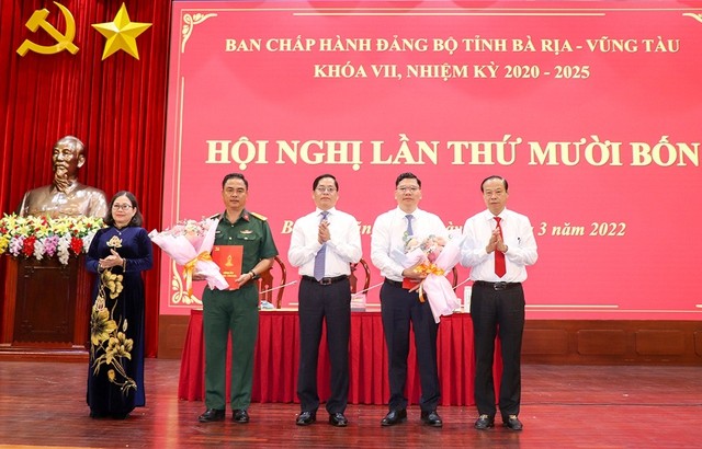 Lãnh đạo tỉnh Bà Rịa - Vũng Tàu trao quyết định và chúc mừng Đại tá Lê Xuân Bình và đồng chí Hoàng Nguyên Dinh
