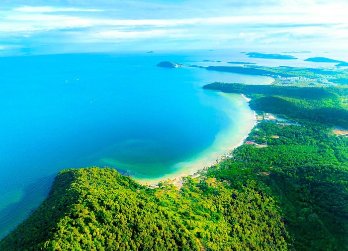 Phú Quốc cuốn hút du khách bởi những bãi biển mang vẻ đẹp tinh khôi như Bãi Sao, Bãi Vũng Bầu