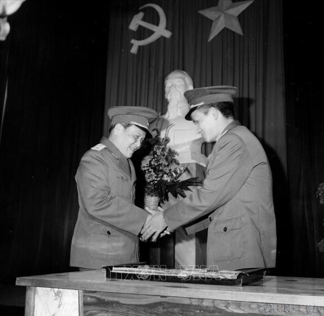 Đại tướng Chu Huy Mân nhận huy hiệu 50 năm tuổi Đảng do Tổng cục Chính trị, Bộ Quốc phòng tổ chức (3/2/1985). Ảnh: Hồng Thụ/TTXVN