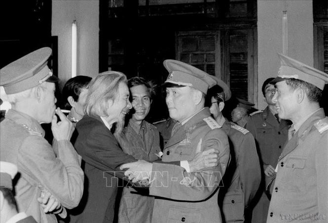 Đại tướng Chu Huy Mân (thứ hai, phải sang) thăm hỏi nhạc sĩ Văn Cao (1984). Ảnh; Hồng Thụ/ TTXVN