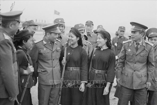Đại tướng Chu Huy Mân, Chủ nhiệm Tổng cục Chính trị nói chuyện với các nữ dân quân dân tộc Tày ở Lạng Sơn (1984). Ảnh: Hứa Kiểm/TTXVN