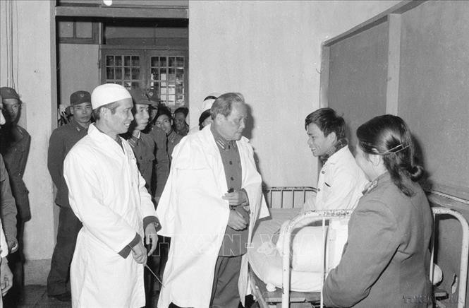Đại tướng Chu Huy Mân, Chủ nhiệm Tổng cục Chính trị thăm bệnh nhân đang điều trị tại bệnh viện Quân y 103 nhân dịp Tết Nguyên đán Giáp Tý (1984). Ảnh; Hứa Kiểm /TTXVN