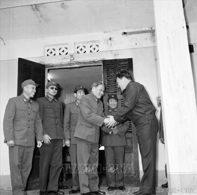 Đại tướng Chu Huy Mân, Chủ nhiệm Tổng cục Chính thăm, chúc tết trưởng đoàn cố vấn Liên Xô đang công tác tại sư đoàn quân Tiên phong nhân dịp tết Tân Dậu 1981. Ảnh: TTXVN