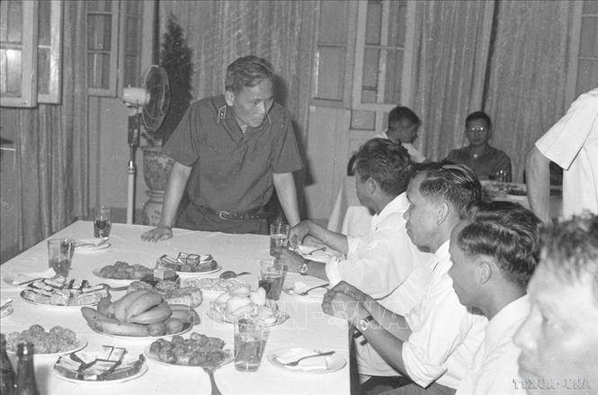 Thượng tướng Chu Huy Mân, Chủ nhiệm Tổng cục Chính trị nói chuyện thân mật với đại biểu tại buổi gặp mặt đại biểu các dân tộc biên giới phía Bắc (6/1978). Ảnh: Vũ Tạo/TTXVN