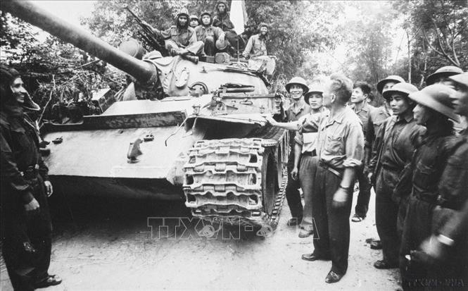 Thượng tướng Chu Huy Mân, Tư lệnh Quân khu 5 đến thăm đơn vị xe tăng T54 trước giờ tiến công vào giải phóng thành phố Đà Nẵng (1975). Ảnh: Hồng Phấn/TTXVN