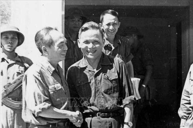 Thượng tướng Chu Huy Mân, nguyên Tư lệnh Quân giải phóng Quân khu 5 và Đại tướng Võ Nguyên Giáp tại Sở chỉ huy Quân đoàn 1 Ngụy quyền Sài Gòn sau ngày thành phố Đà Nẵng vừa giải phóng (3/1975). Ảnh: Tư liệu - TTXVN