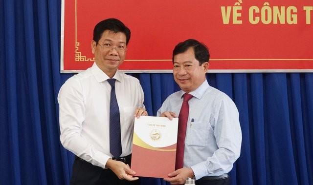 Đồng chí Nguyễn Mạnh Hùng trao quyết định và chúc mừng đồng chí Phạm Ngọc Hải.