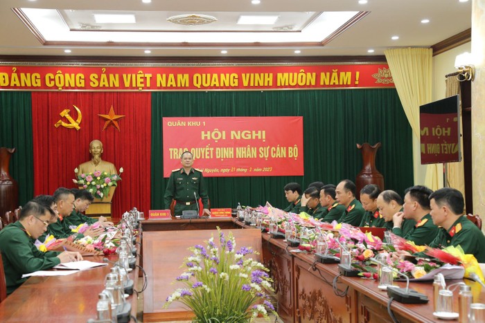 Trung tướng Dương Đình Thông, Bí thư Đảng ủy, Chính ủy Quân khu 1 phát biểu tại hội nghị.