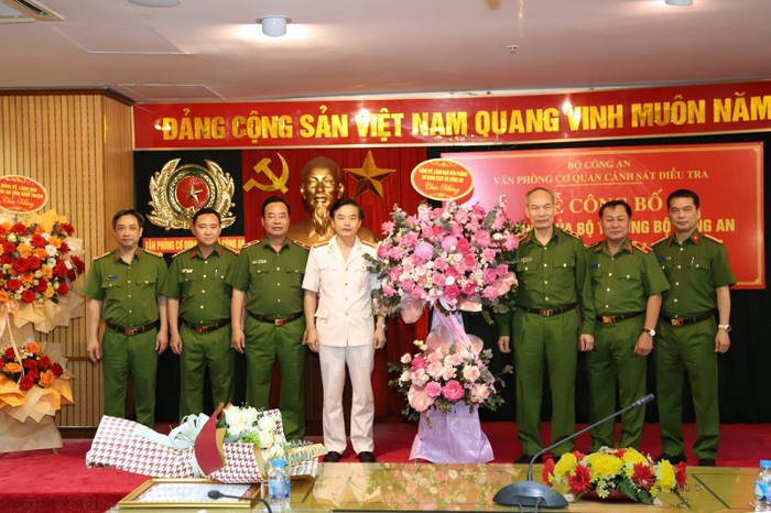 Trung tướng Đỗ Văn Hoành, Chánh văn phòng cùng các đồng chí lãnh đạo Văn phòng Cơ quan Cảnh sát điều tra chúc mừng Đại tá Trần Văn Toản.