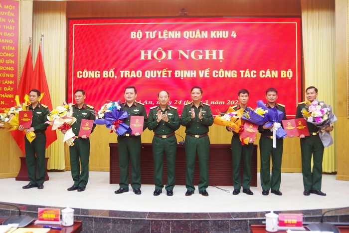 Trung tướng Trần Võ Dũng và Trung tướng Hà Thọ Bình trao quyết định công tác cán bộ.