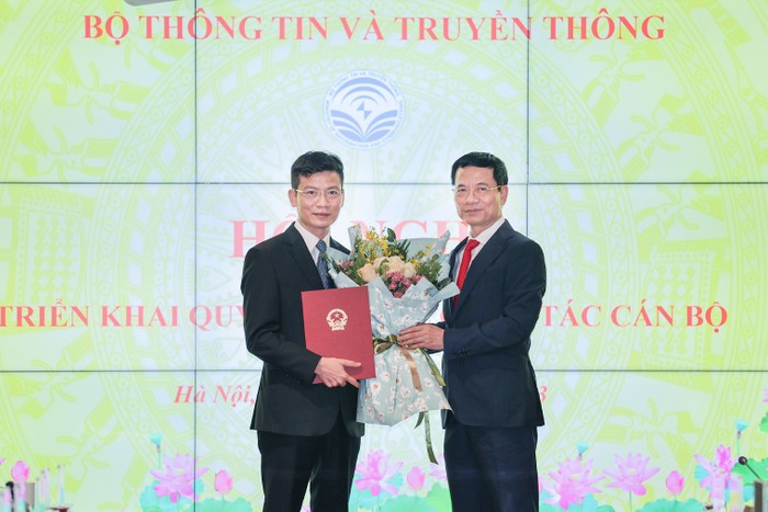 Bộ trưởng Nguyễn Mạnh Hùng trao Quyết định cho ông Lê Thái Hoà.