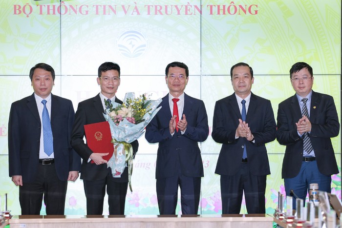 Bộ trưởng Nguyễn Mạnh Hùng và các Thứ trưởng chụp ảnh lưu niệm với ông Lê Thái Hoà.