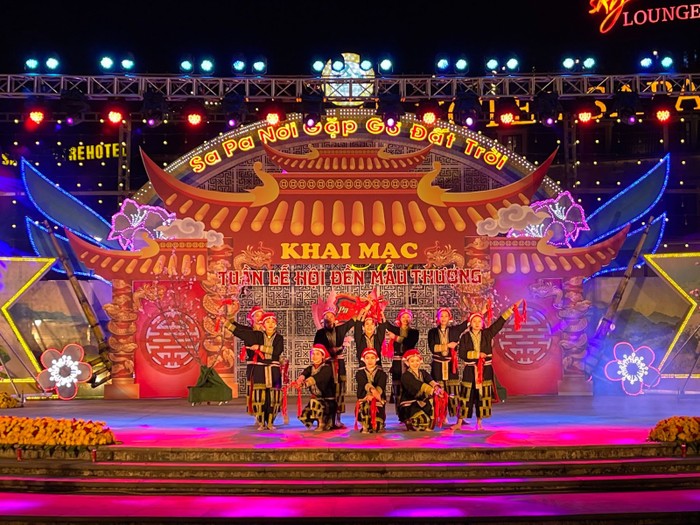 Lễ hội Đền Mẫu Thượng được tổ chức long trọng hàng năm, là một trong những sự kiện hút khách bậc nhất của Sa Pa.