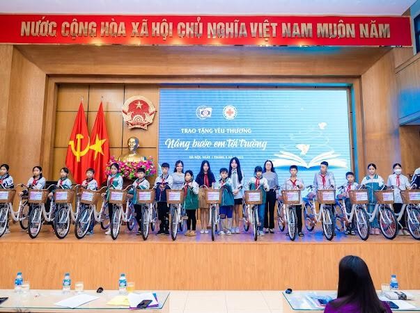 Hai bạn Đặng Vũ Ngọc Mai và Đặng Vũ Hà Châu trao tặng những chiếc xe đạp giúp các bạn học sinh khó khăn có phương tiện đến trường