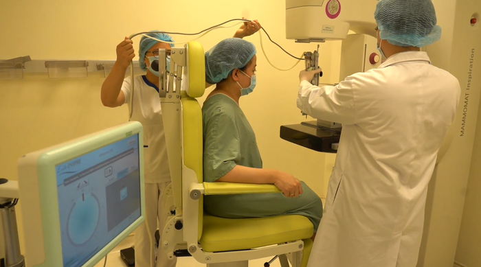 Các bác sĩ thực hiện kỹ thuật sinh thiết tổn thương vú dưới hướng dẫn X-quang cho một bệnh nhân.