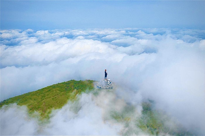 Núi Bà Đen và tượng Phật Bà Tây Bổ Đà Sơn ẩn hiện trong mây