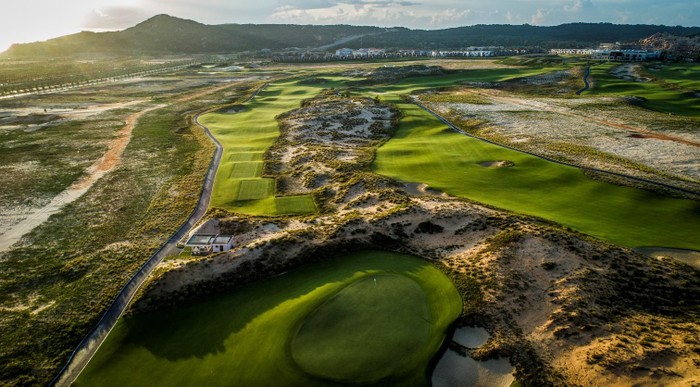 KN Golf Links được thiết kế 27 lỗ, với 18 lỗ theo phong cách sân links (liền kề bờ biển).