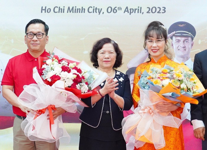 Tân Chủ tịch Hội đồng quản trị Nguyễn Thị Phương Thảo (ngoài cùng bên phải) và Tân Tổng giám đốc Vietjet Đinh Việt Phương (ngoài cùng bên trái)
