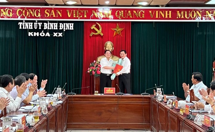 Ban Thường vụ Tỉnh ủy Bình Định vừa tổ chức công bố và trao quyết định của Ban Bí thư Trung ương Đảng về công tác cán bộ.