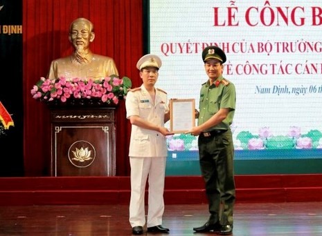 Đại tá Trần Minh Tiến (bên phải), Giám đốc Công an tỉnh Nam Định đã trao Quyết định bổ nhiệm Thượng tá Phan Văn Lý, Trưởng Công an huyện Vụ Bản giữ chức vụ Phó Giám đốc Công an tỉnh Nam Định