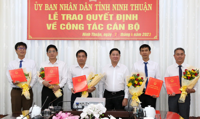 đồng chí Trần Quốc Nam, Chủ tịch Ủy ban nhân dân tỉnh Ninh Thuận đã trao quyết định và chúc mừng 5 cán bộ được bổ nhiệm chức vụ mới.