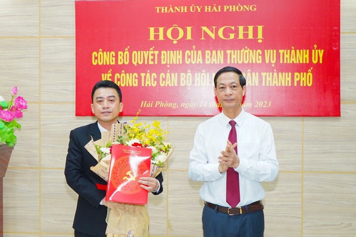 Đồng chí Đỗ Mạnh Hiến, Phó Bí thư Thường trực Thành ủy Hải Phòng trao Quyết định và chúc mừng đồng chí Trần Quang Tường.