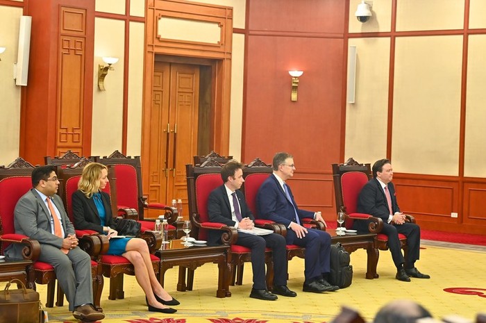 Đại sứ Hoa Kỳ tại Việt Nam Marc Knapper và các thành viên tháp tùng Bộ trưởng Ngoại giao Hoa Kỳ dự buổi tiếp.