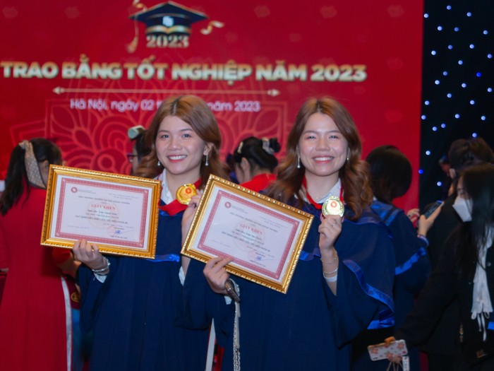 Thanh Minh (trái) và Thu Huyền trong Lễ trao bằng tốt nghiệp của Trường Đại học Ngoại thương. Ảnh: NVCC