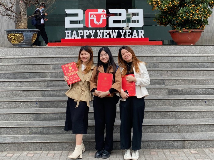 Thu Hiền (giữa) cùng hai chị em Thanh Minh và Thu Huyền đều được vinh danh là sinh viên tiêu biểu toàn khoá học của Trường Đại học Ngoại thương. Ảnh: Thu Hiền