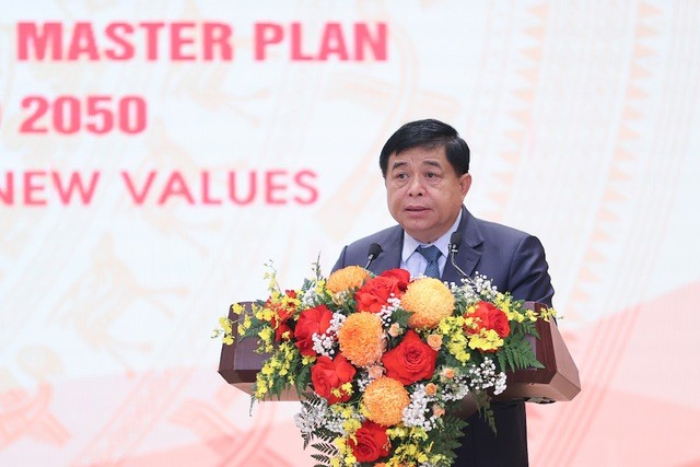Bộ trưởng Bộ Kế hoạch và Đầu tư Nguyễn Chí Dũng công bố Nghị quyết số 81/2023/QH15 của Quốc hội về Quy hoạch tổng thể quốc gia thời kỳ 2021-2030, tầm nhìn đến năm 2050 - Ảnh: VGP/Nhật Bắc
