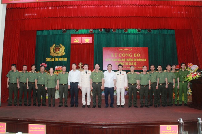 Thứ trưởng Trần Quốc Tỏ và các đại biểu tham dự Lễ công bố chụp ảnh lưu niệm.