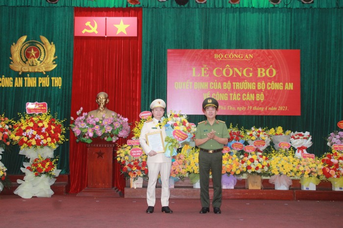 Thứ trưởng Trần Quốc Tỏ trao quyết định và tặng hoa chúc mừng Đại tá Nguyễn Minh Tuấn, Giám đốc Công an tỉnh Phú Thọ.
