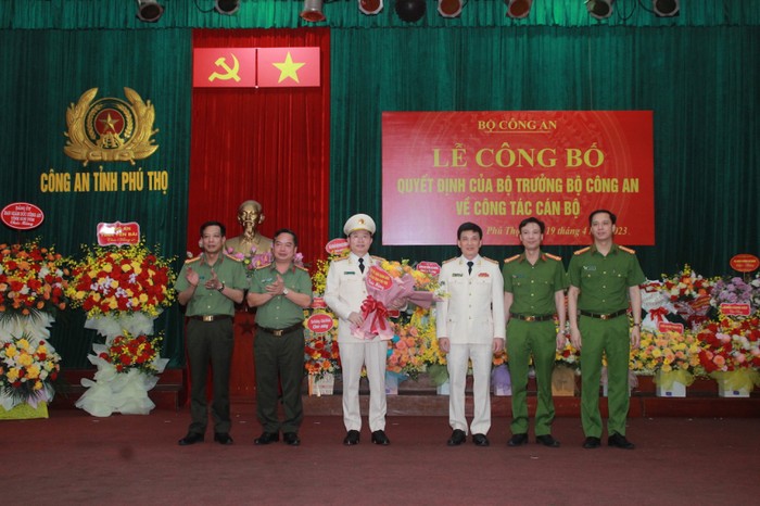 Đại diện lãnh đạo Công an tỉnh Phú Thọ chúc mừng Đại tá Nguyễn Minh Tuấn.