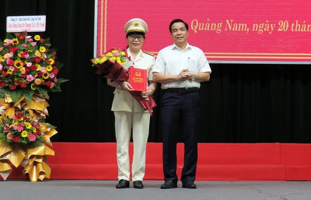 Phó Bí thư Thường trực Tỉnh ủy Lê Văn Dũng chúc mừng tân Phó Giám đốc Công an tỉnh Quảng Nam.