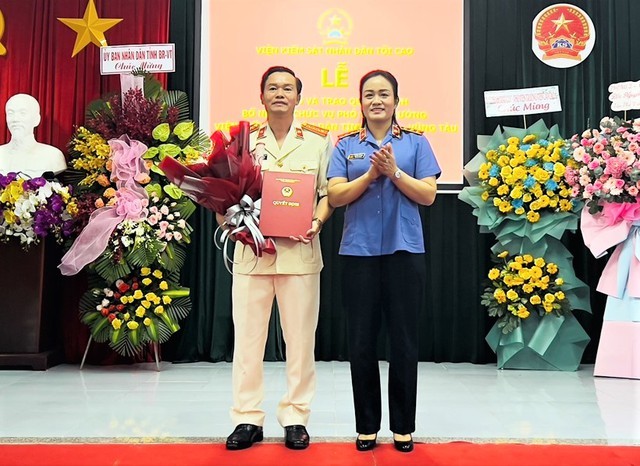 Đồng chí Nguyễn Hải Trâm, Phó Viện trưởng Viện Kiểm sát nhân dân tối cao vừa trao Quyết định và chúc mừng đồng chí Nguyễn Văn Trìu.