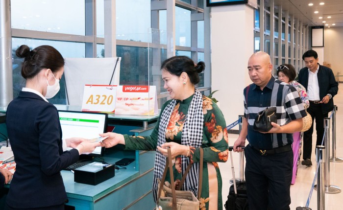 Hành khách trên chuyến bay khai trương hào hứng trước hành trình Cần Thơ - Vân Đồn (Quảng Ninh)