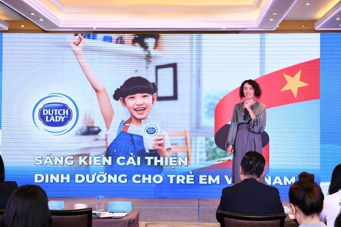 Bà Tạ Thúy Hà, Giám đốc Kinh doanh Cấp cao Tập đoàn FrieslandCampina Việt Nam chia sẻ về sáng kiến cải thiện dinh dưỡng cho trẻ em Việt Nam từ Cô Gái Hà Lan