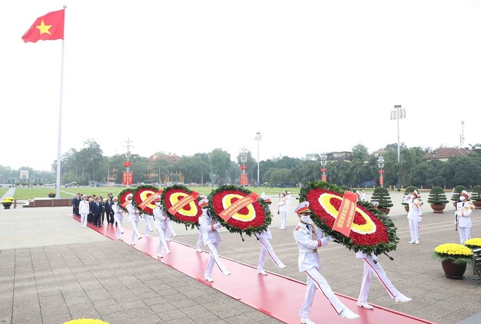 Đoàn các đồng chí lãnh đạo Đảng, Nhà nước đặt vòng hoa và vào Lăng viếng Chủ tịch Hồ Chí Minh. Ảnh: Minh Đức - TTXVN