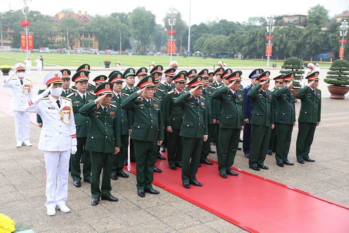 Đoàn đại biểu Quân ủy Trung ương và Bộ Quốc phòng thành kính tưởng nhớ Chủ tịch Hồ Chí Minh. Ảnh: An Đăng - TTXVN