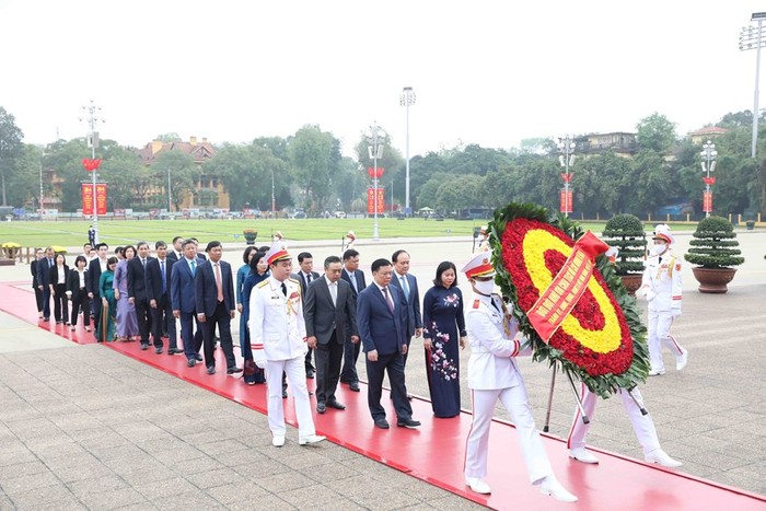 Đoàn đại biểu thành phố Hà Nội đặt vòng hoa và vào Lăng viếng Chủ tịch Hồ Chí Minh. Ảnh: Minh Đức - TTXVN