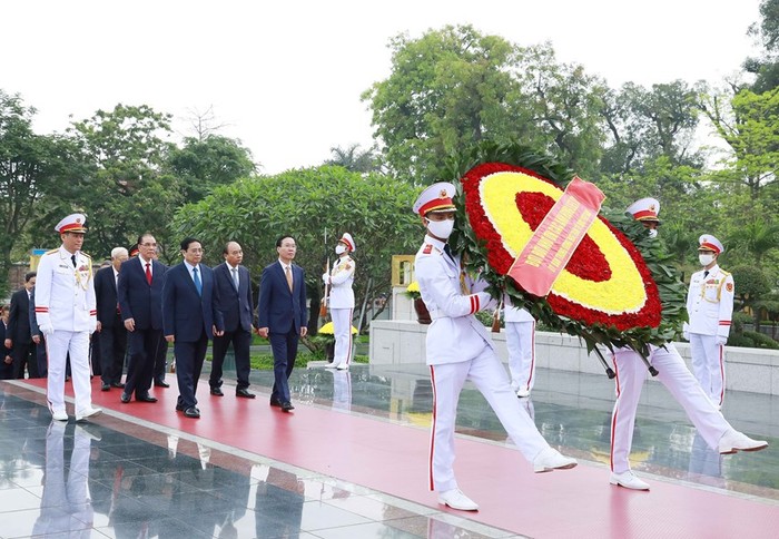 Các đại biểu lãnh đạo, nguyên lãnh đạo Đảng, Nhà nước đến đặt vòng hoa tại Đài tưởng niệm các Anh hùng liệt sĩ. Ảnh: An Đăng - TTXVN